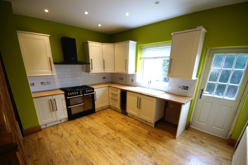 2 bed End of Terrace for rent in Hyde. From Simple Lettings and Sales - Glossop