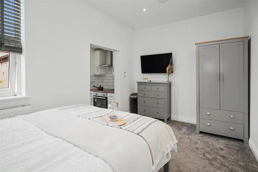 4 bed Studio for rent in Kettering. From Simpson & Partners - Kettering 4 bed Studio for rent in Kettering. From Simpson & Partners - Kettering