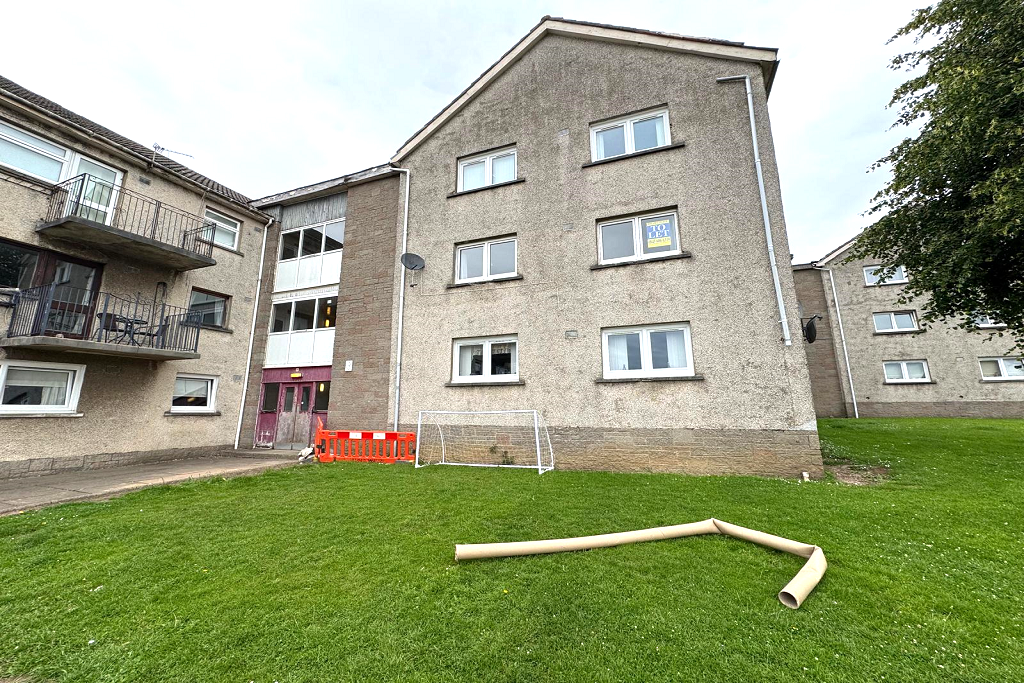 2 bed 1st Floor Flat for rent in Airdrie. From SMART MOVE ESTATE AGENTS (SCOTLAND) LTD - Glasgow