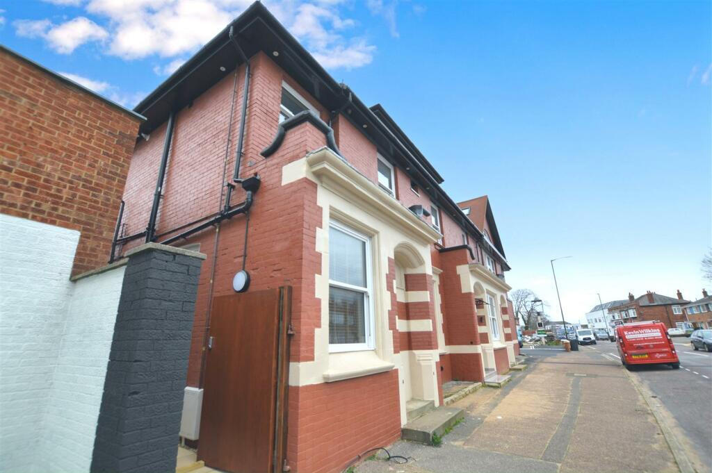 2 bed 1st Floor Flat for rent in West Parley. From Specialist Letting Agency - Bournemouth