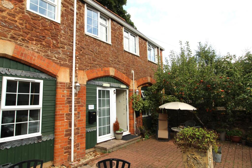 2 bed Mid Terraced House for rent in Torquay. From Stags - Totnes 2 bed Mid Terraced House for rent in Torquay. From Stags - Totnes