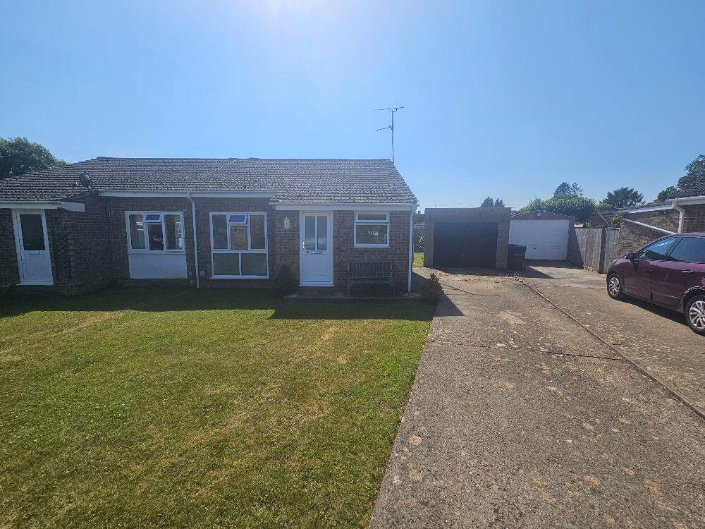 2 bed Semi-detached bungalow for rent in Kings Sutton. From Stanbra Powell - Banbury 2 bed Semi-detached bungalow for rent in Kings Sutton. From Stanbra Powell - Banbury