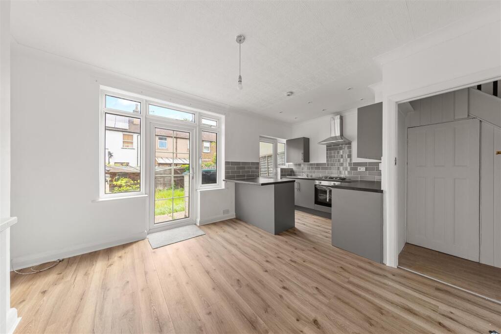 3 bed Mid Terraced House for rent in Croydon. From Stapleton Long - West Norwood 3 bed Mid Terraced House for rent in Croydon. From Stapleton Long - West Norwood