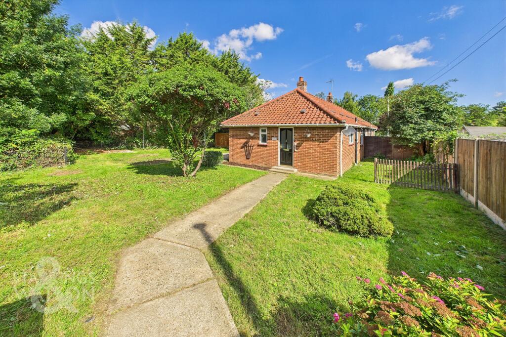 2 bed Semi-detached bungalow for rent in Harleston. From Starkings & Watson - Norfolk & Suffolk 2 bed Semi-detached bungalow for rent in Harleston. From Starkings & Watson - Norfolk & Suffolk