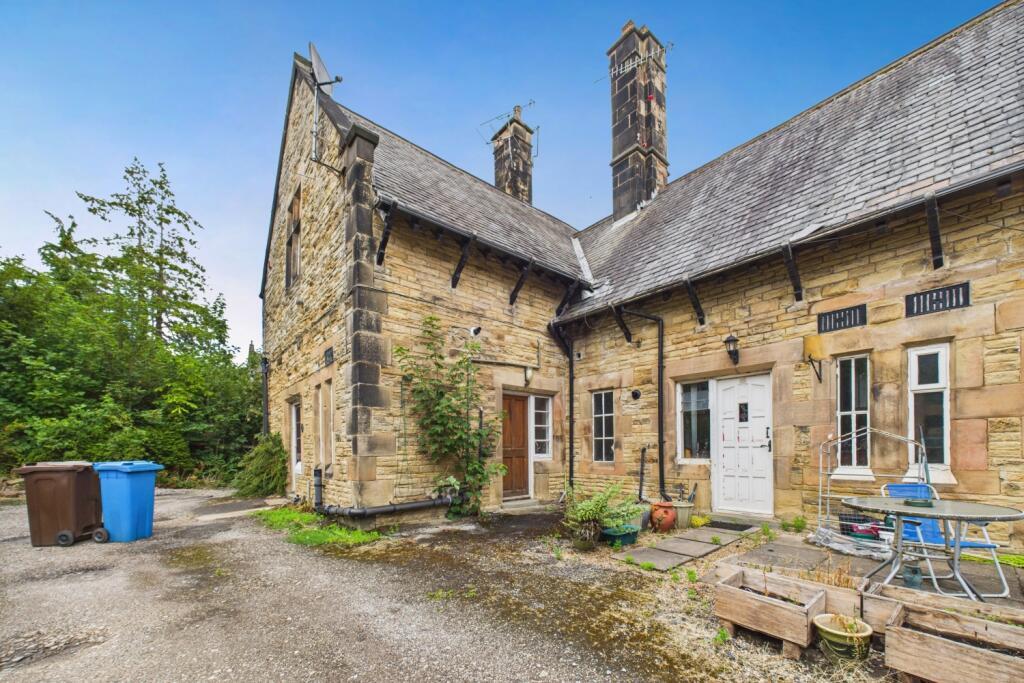 2 bed Town House for rent in Long Line. From Staves Estate Agents - Sheffield