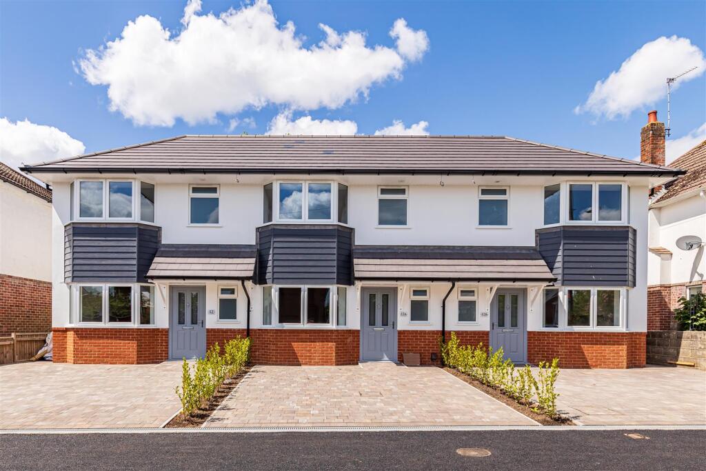 3 bed Mid Terraced House for rent in Winkton. From Stratton Oak Estates - Bournemouth