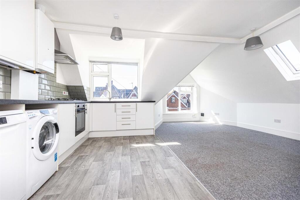 2 bed 1st Floor Flat for rent in Bournemouth. From Stratton Oak Estates - Bournemouth