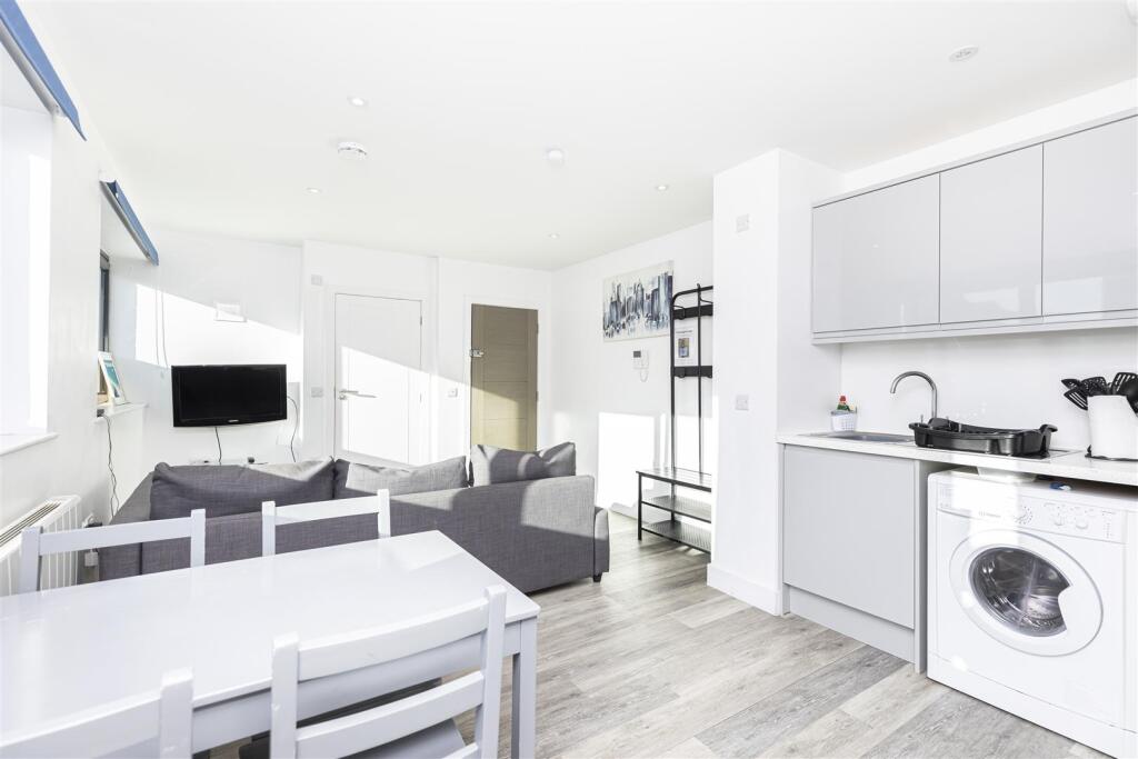 1 bed 1st Floor Flat for rent in Bournemouth. From Stratton Oak Estates - Bournemouth