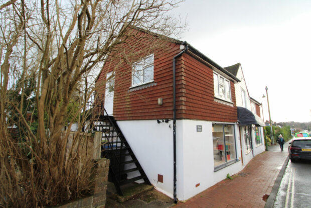 2 bed 1st Floor Flat for rent in Walstead. From Stuart & Partners - Haywards Heath