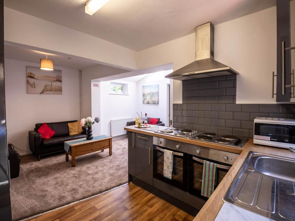 6 bed Detached for rent in Harbledown. From Student Places Ltd - Canterbury