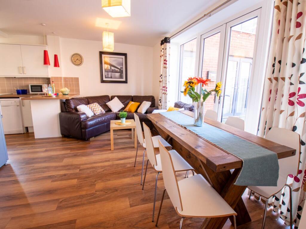 6 bed Detached for rent in Gillingham. From Student Places Ltd - Canterbury