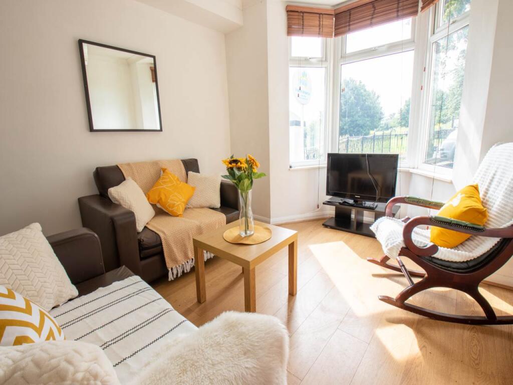 3 bed Detached for rent in Lower Twydall. From Student Places Ltd - Canterbury 3 bed Detached for rent in Lower Twydall. From Student Places Ltd - Canterbury