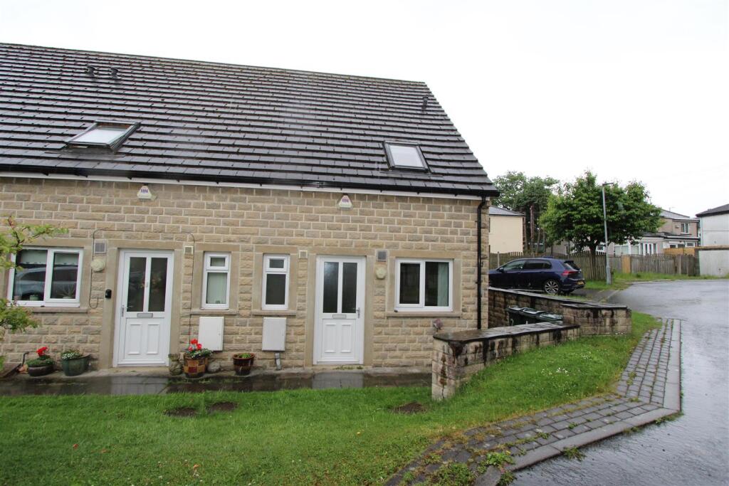 2 bed Town House for rent in Shipley. From Sugdens - Cleckheaton