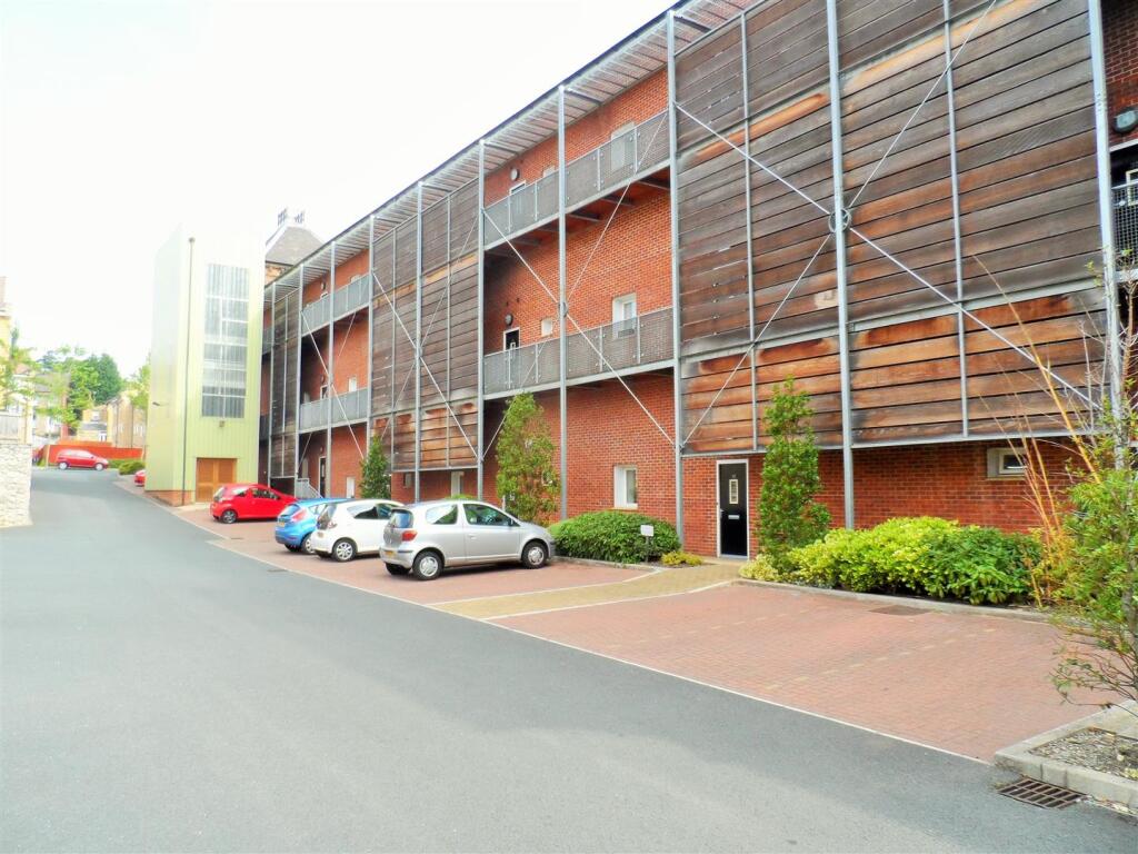 2 bed Apartment for rent in Huddersfield. From SW Property - Hipperholme