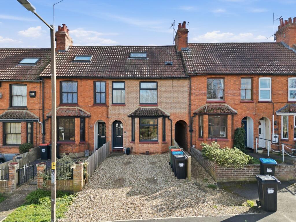 4 bed Mid Terraced House for rent in Newport Pagnell. From Taylor Walsh - Milton Keynes