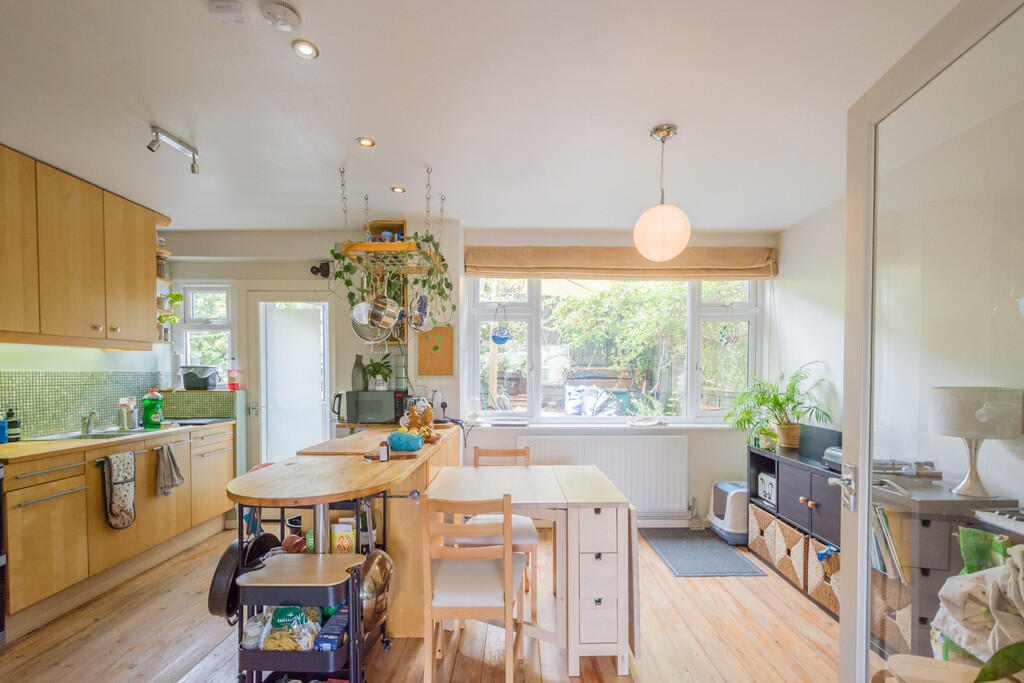 3 bed Mid Terraced House for rent in Bath. From The Bath Property Shop Ltd - Bath 3 bed Mid Terraced House for rent in Bath. From The Bath Property Shop Ltd - Bath