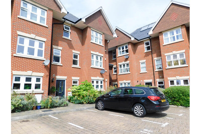 4 bed Town House for rent in Pyrford. From The Letting Centre - Woking