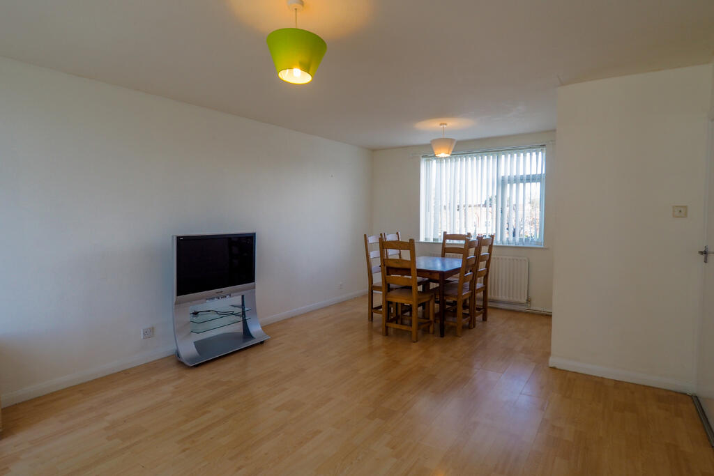 3 bed 1st Floor Flat for rent in Pyle Hill. From The Letting Centre - Woking 3 bed 1st Floor Flat for rent in Pyle Hill. From The Letting Centre - Woking