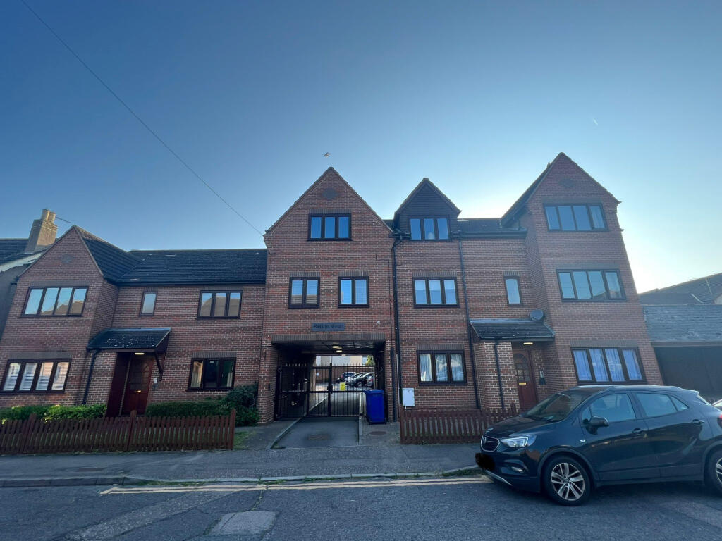 1 bed 1st Floor Flat for rent in Horndon on the Hill. From The Online Letting Agents Ltd - Bury St Edmunds