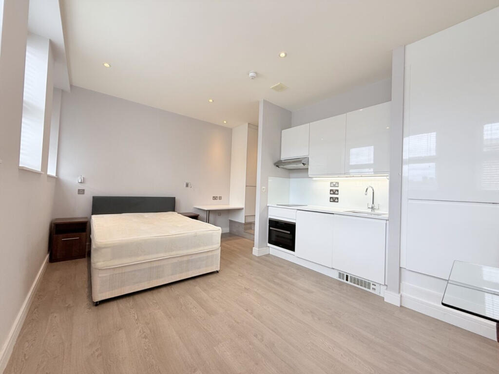 4 bed Studio for rent in Hendon. From The Online Letting Agents Ltd - Bury St Edmunds