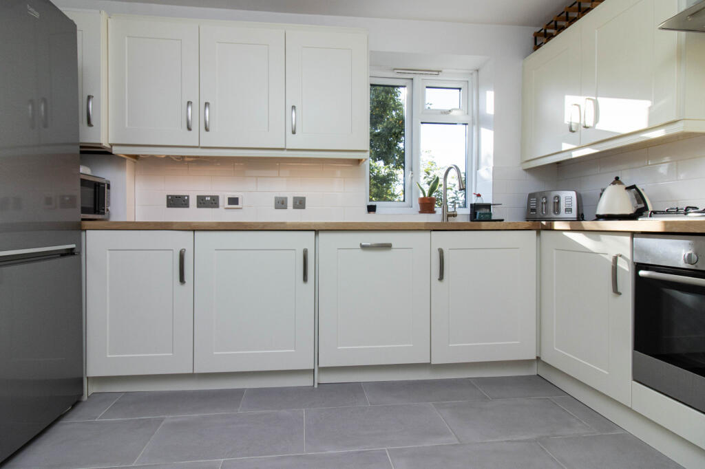 3 bed 1st Floor Flat for rent in Chiswick. From The Online Letting Agents Ltd - Bury St Edmunds