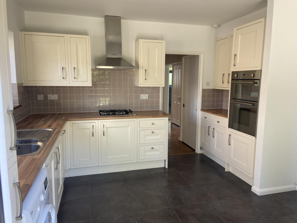 3 bed Bungalow for rent in Romford. From The Online Letting Agents Ltd - Bury St Edmunds 3 bed Bungalow for rent in Romford. From The Online Letting Agents Ltd - Bury St Edmunds