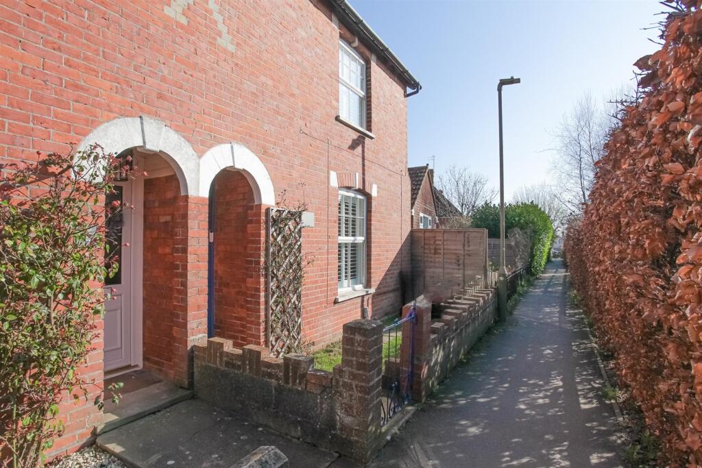 2 bed Mid Terraced House for rent in Wantage. From Thomas Merrifield - Didcot