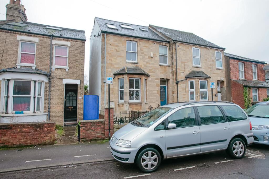 5 bed Mid Terraced House for rent in Oxford. From Thomas Merrifield - Oxford
