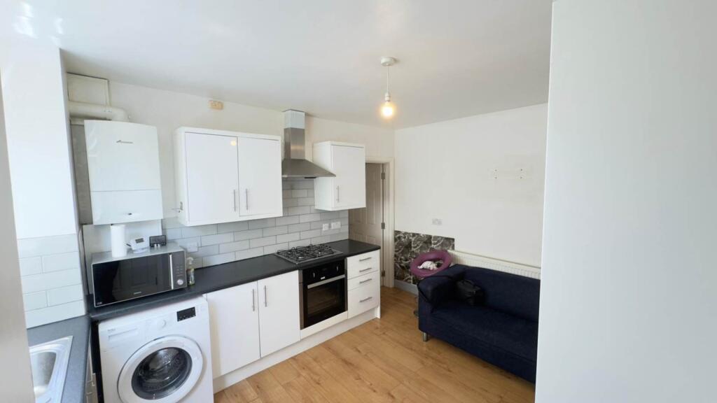 4 bed Semi Detached for rent in Downley. From Thompson Wilson Estate Agents - High Wycombe 4 bed Semi Detached for rent in Downley. From Thompson Wilson Estate Agents - High Wycombe