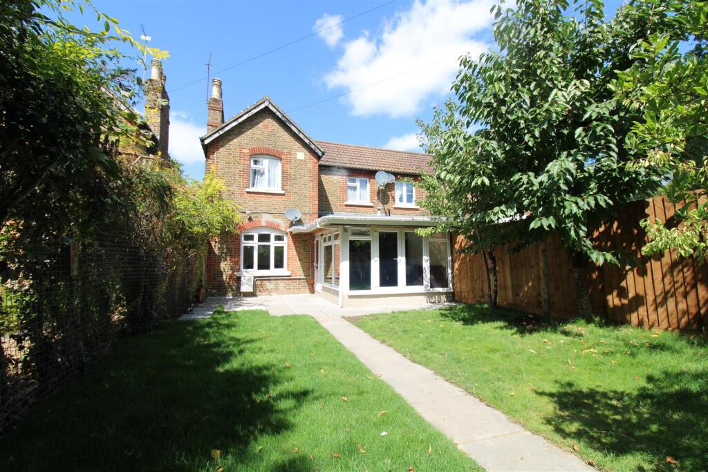 3 bed Detached for rent in Crews Hill. From Tower Estates - Palmers Green 3 bed Detached for rent in Crews Hill. From Tower Estates - Palmers Green