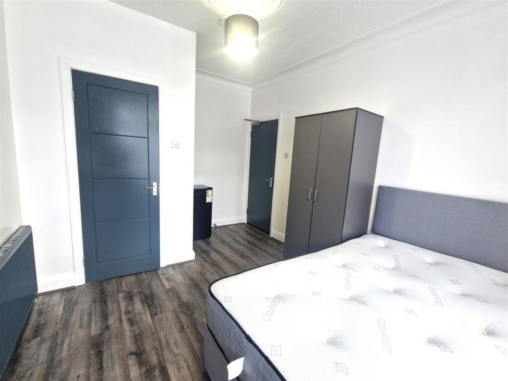 4 bed Studio for rent in Southgate. From Tower Estates - Palmers Green