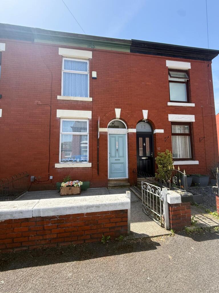 2 bed Mid Terraced House for rent in Droylsden. From Trading Places - Urmston