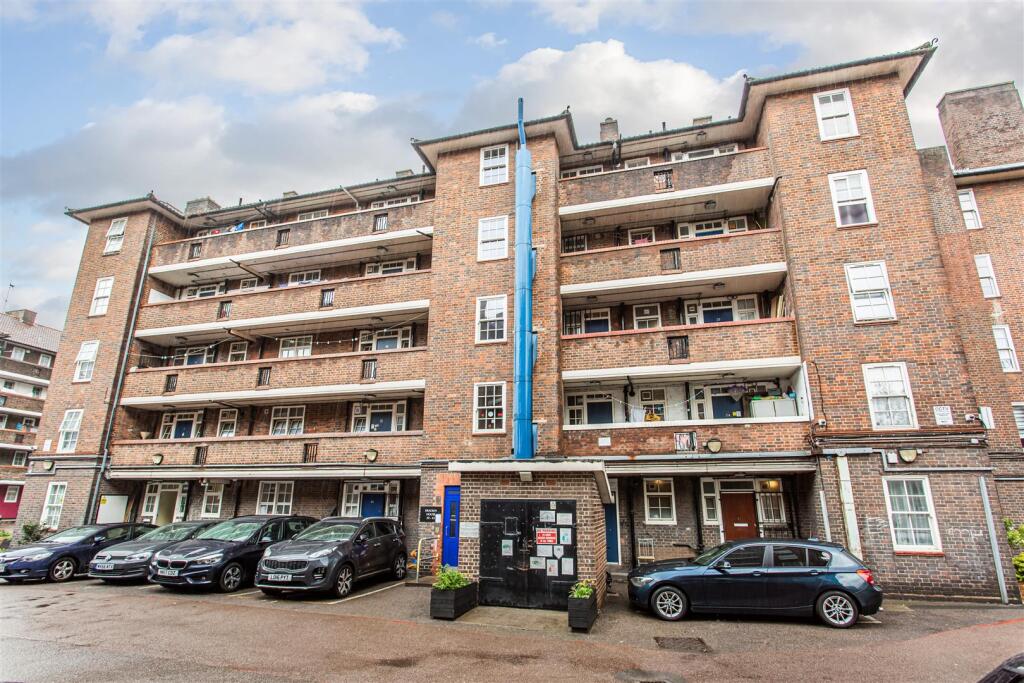 3 bed 1st Floor Flat for rent in Bow. From W J Meade - Mile End & Bow 3 bed 1st Floor Flat for rent in Bow. From W J Meade - Mile End & Bow