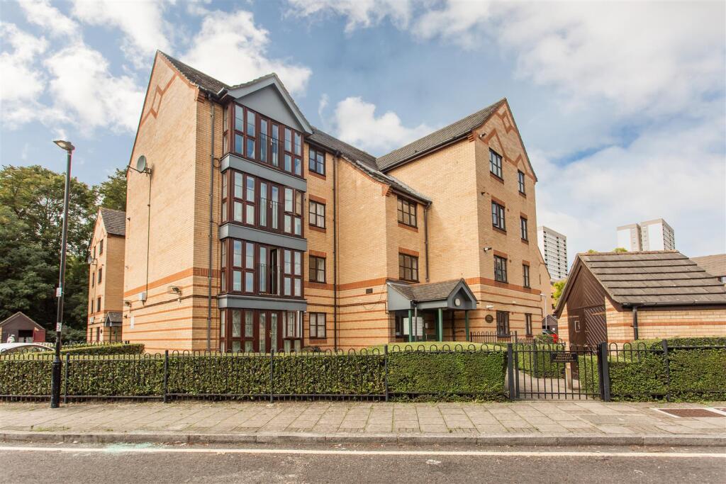 2 bed 1st Floor Flat for rent in London. From W J Meade - Mile End & Bow
