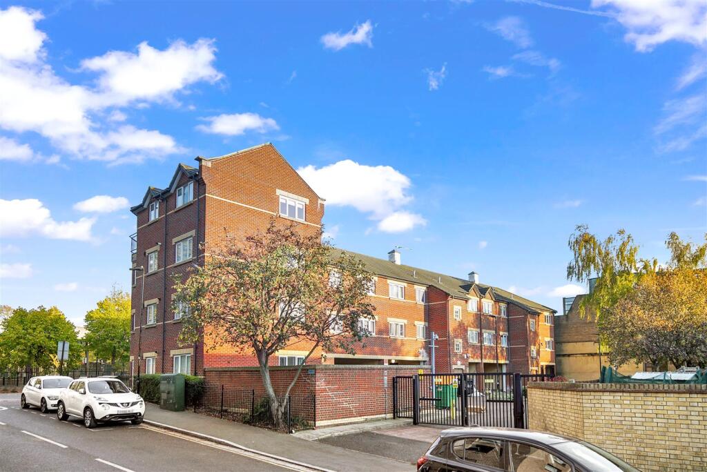 2 bed 1st Floor Flat for rent in Stratford. From W J Meade - Mile End & Bow