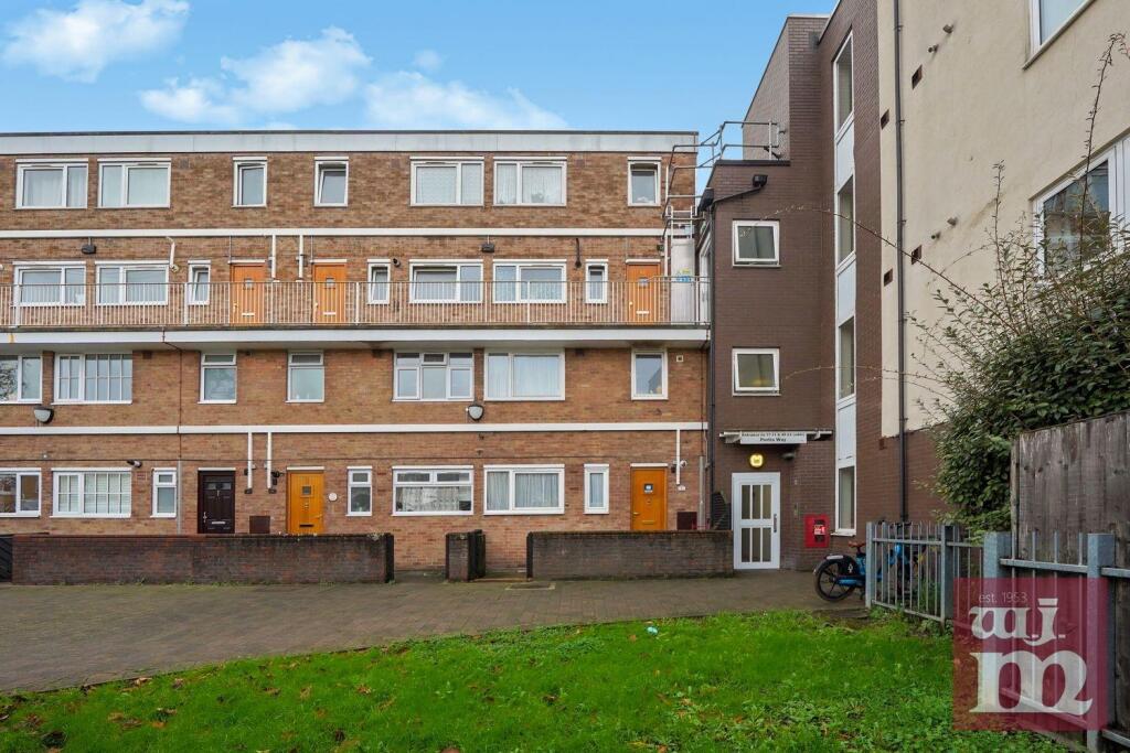 3 bed 1st Floor Flat for rent in Bow. From W J Meade - Mile End & Bow 3 bed 1st Floor Flat for rent in Bow. From W J Meade - Mile End & Bow