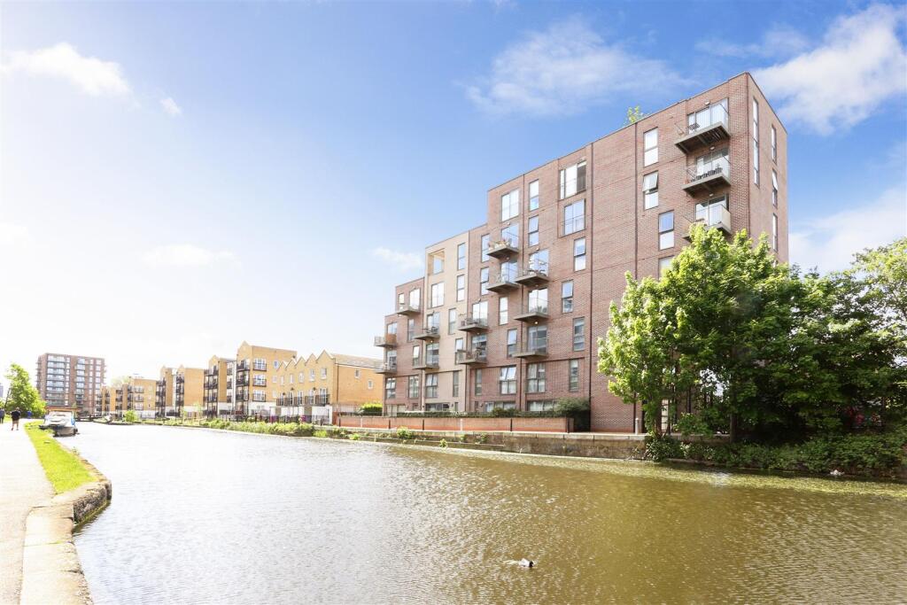 3 bed 1st Floor Flat for rent in Stepney. From W J Meade - Mile End & Bow