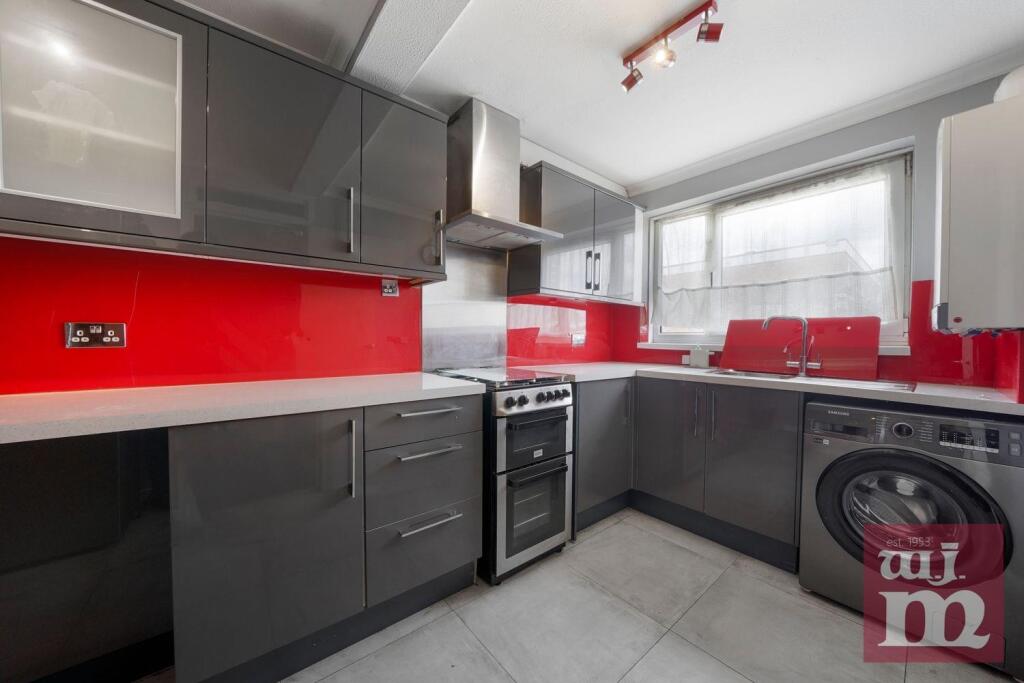 2 bed 1st Floor Flat for rent in Bow. From W J Meade - Mile End & Bow