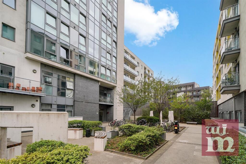 2 bed 1st Floor Flat for rent in Bow. From W J Meade - Mile End & Bow