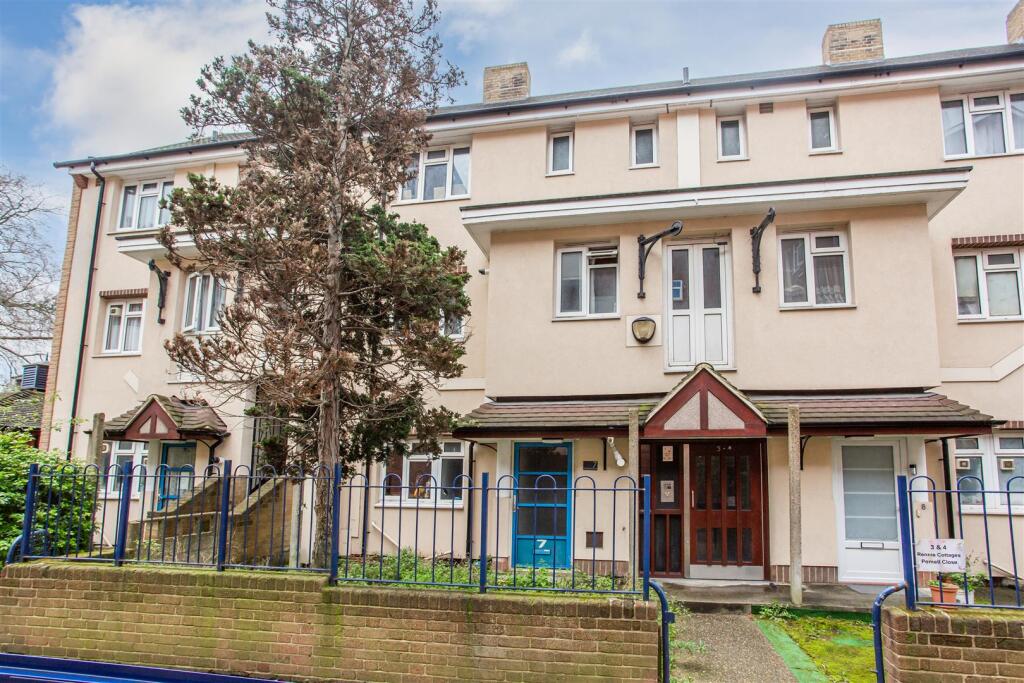 3 bed 1st Floor Flat for rent in Stepney. From W J Meade - Mile End & Bow 3 bed 1st Floor Flat for rent in Stepney. From W J Meade - Mile End & Bow