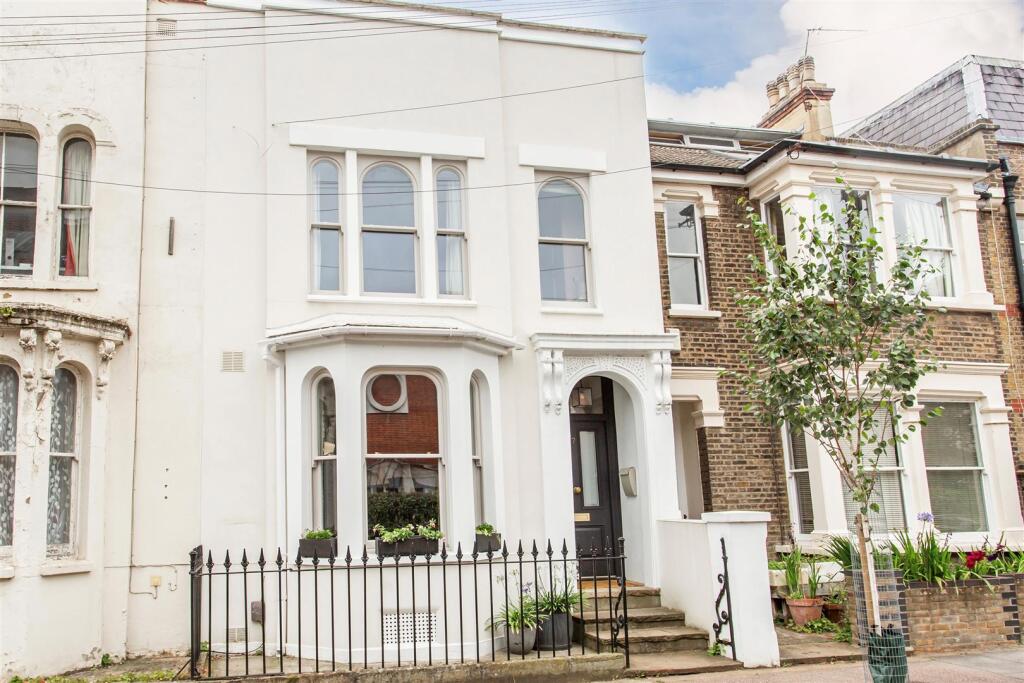 3 bed Detached for rent in Bow. From W J Meade - Mile End & Bow 3 bed Detached for rent in Bow. From W J Meade - Mile End & Bow