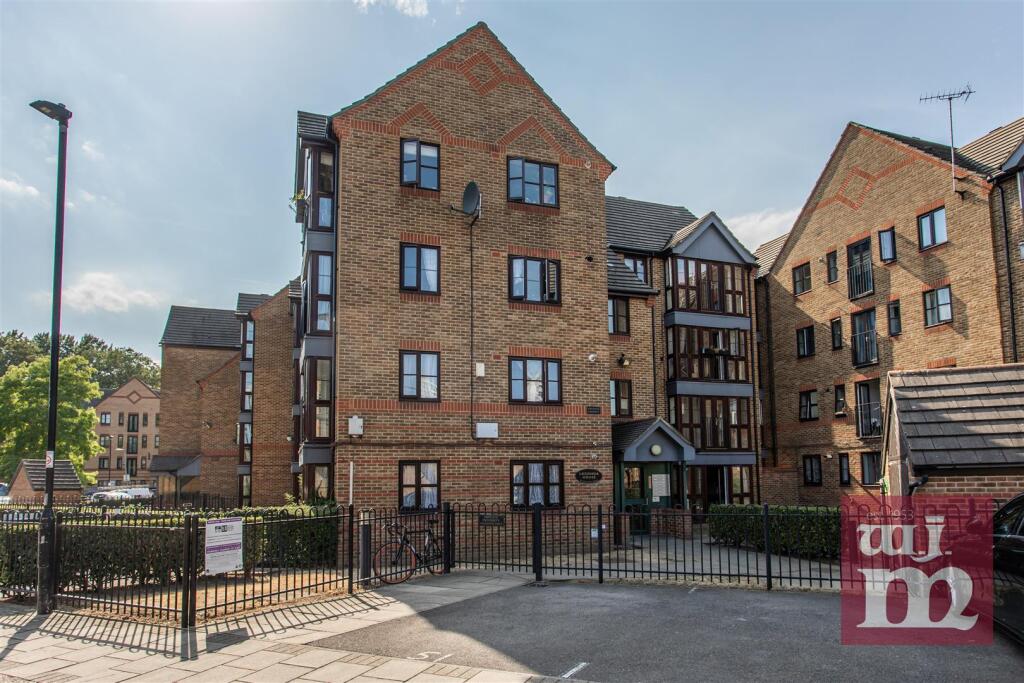 2 bed 1st Floor Flat for rent in Bow. From W J Meade - Mile End & Bow 2 bed 1st Floor Flat for rent in Bow. From W J Meade - Mile End & Bow