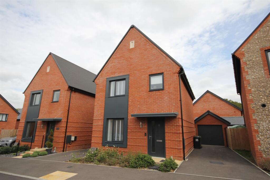 3 bed Link detached for rent in Segensworth. From Walker & Waterer - Whiteley