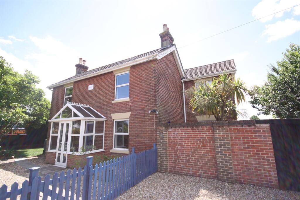3 bed Detached for rent in Park Gate. From Walker & Waterer - Whiteley