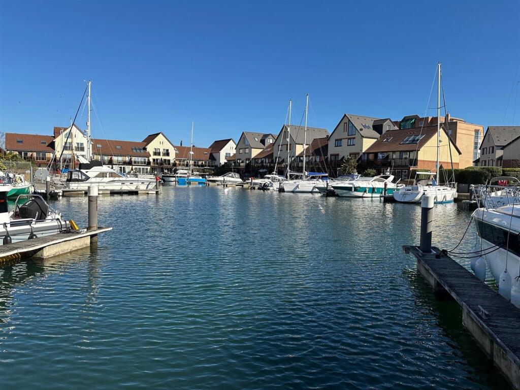 3 bed Town House for rent in Southwick. From Walker & Waterer - Whiteley 3 bed Town House for rent in Southwick. From Walker & Waterer - Whiteley