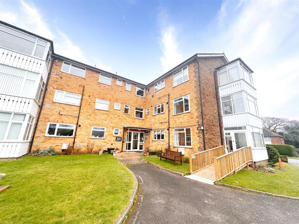 2 bed 1st Floor Flat for rent in Lunsford's Cross. From Abbott & Abbott - Bexhill on Sea