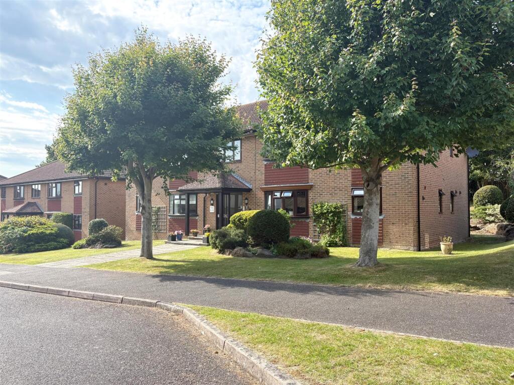2 bed 1st Floor Flat for rent in Lunsford's Cross. From Abbott & Abbott - Bexhill on Sea