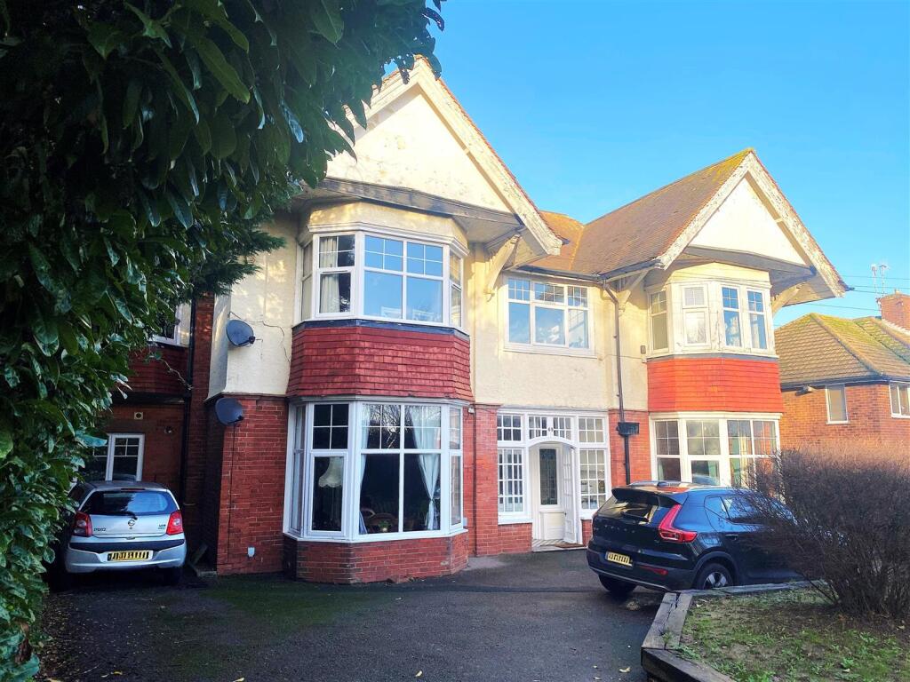 2 bed 1st Floor Flat for rent in Bexhill. From Abbott & Abbott - Bexhill on Sea