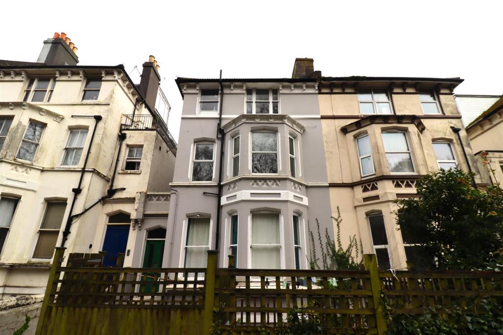 1 bed 1st Floor Flat for rent in Hastings. From Abbott & Abbott - Bexhill on Sea 1 bed 1st Floor Flat for rent in Hastings. From Abbott & Abbott - Bexhill on Sea