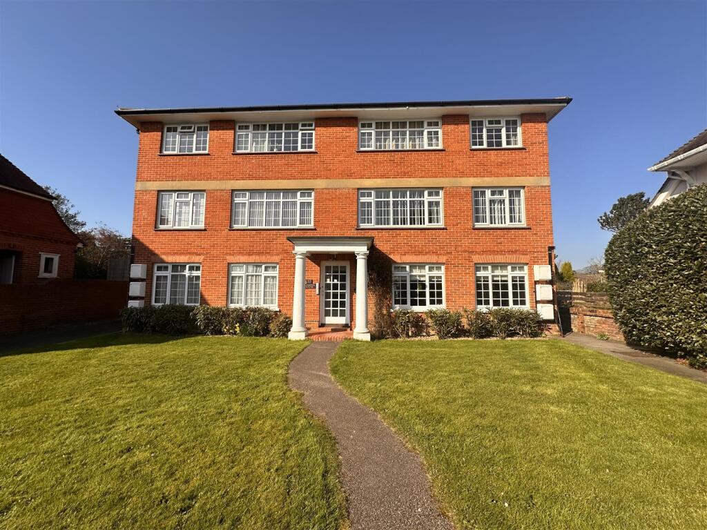 2 bed 1st Floor Flat for rent in Lunsford's Cross. From Abbott & Abbott - Bexhill on Sea